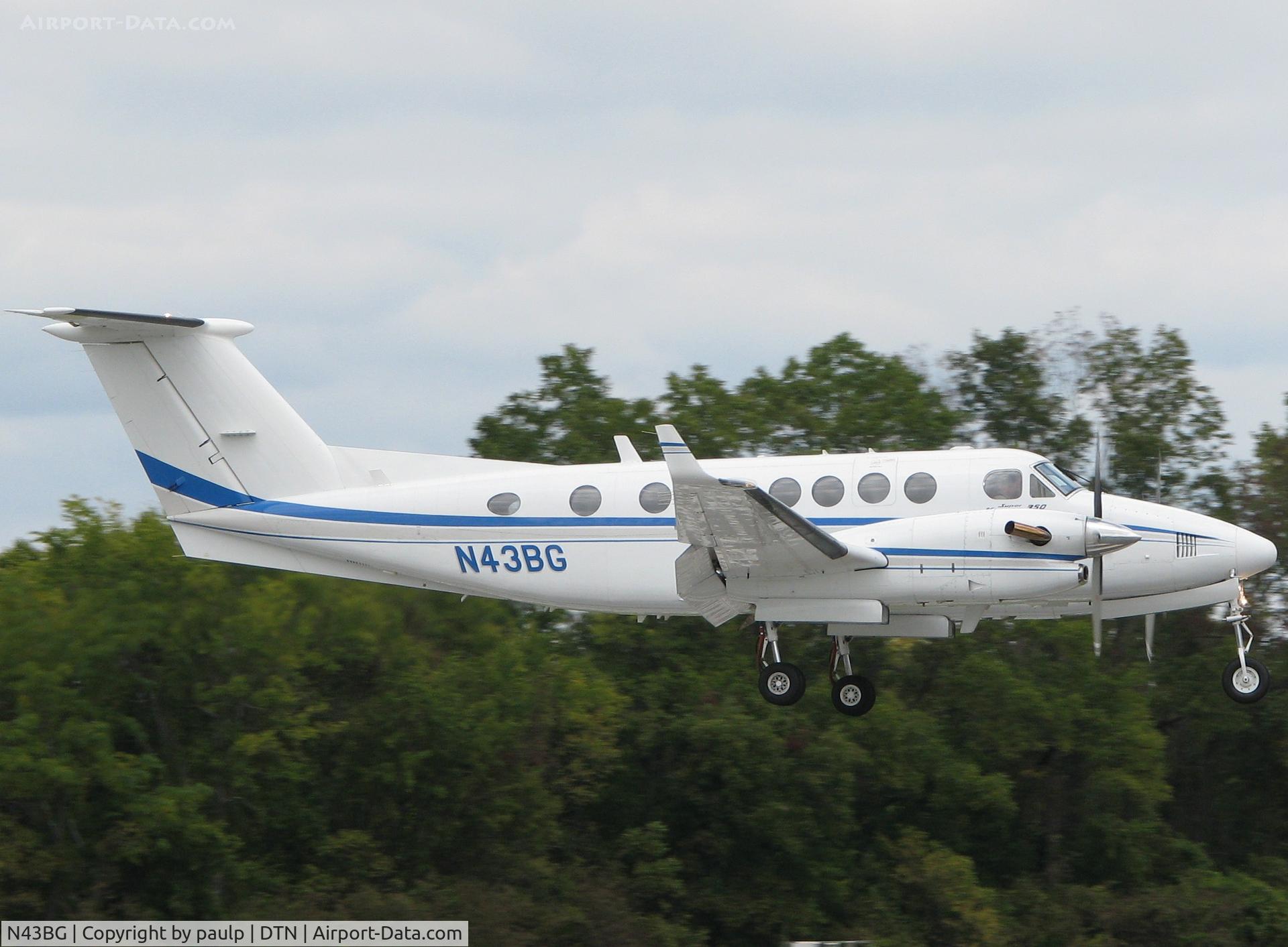 N43BG, 1994 Beech B300 King Air C/N FL-117, Landing at Downtown Shreveport.