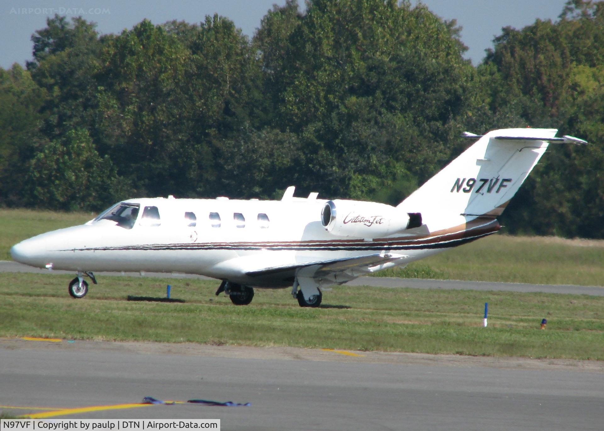 N97VF, 1996 Cessna 525 C/N 525-0171, Taxiing to the ramp at Downtown Shreveport.
