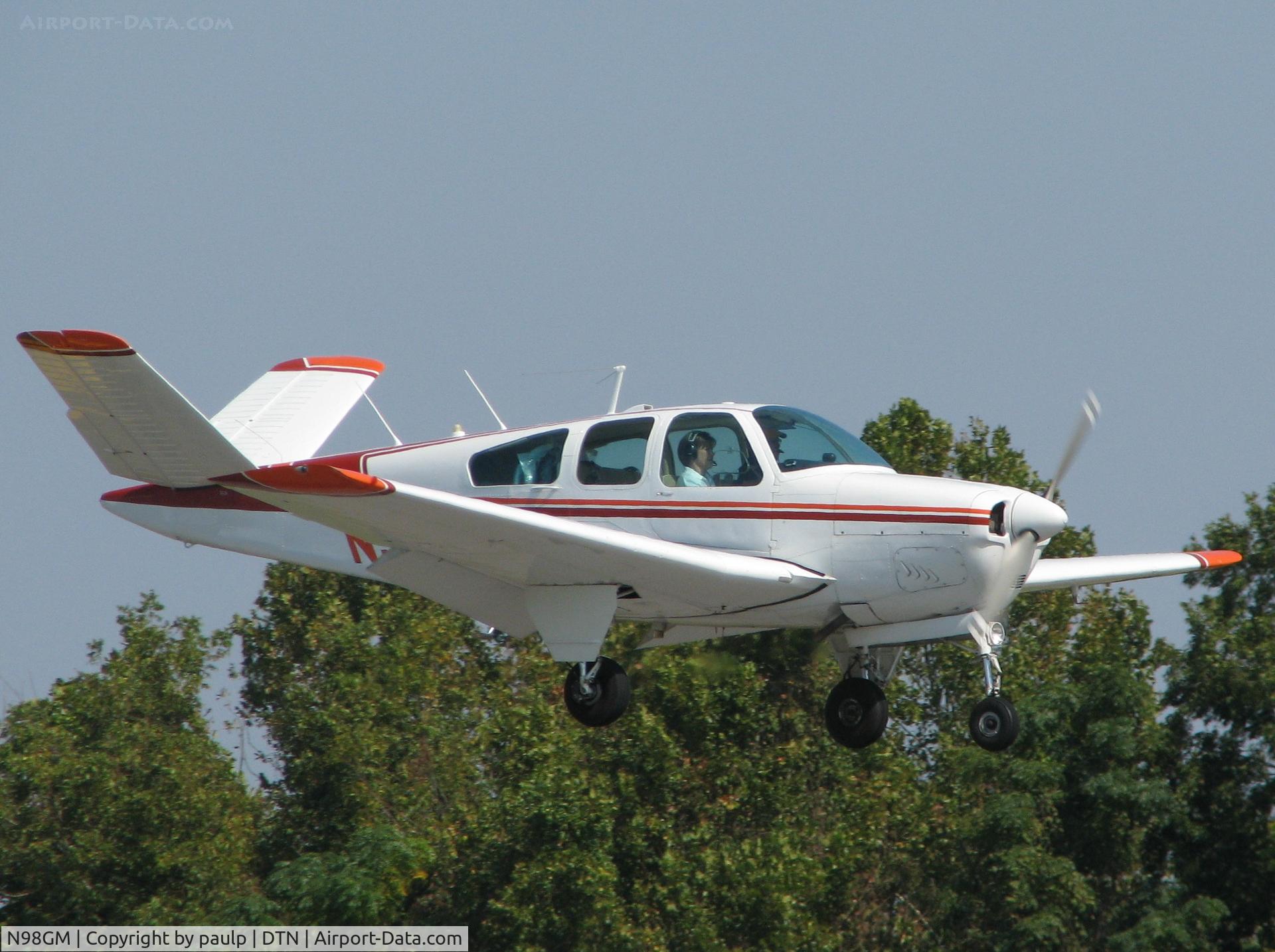 N98GM, 1961 Beech N35 Bonanza C/N D-6628, Landing at Downtown Shreveport.