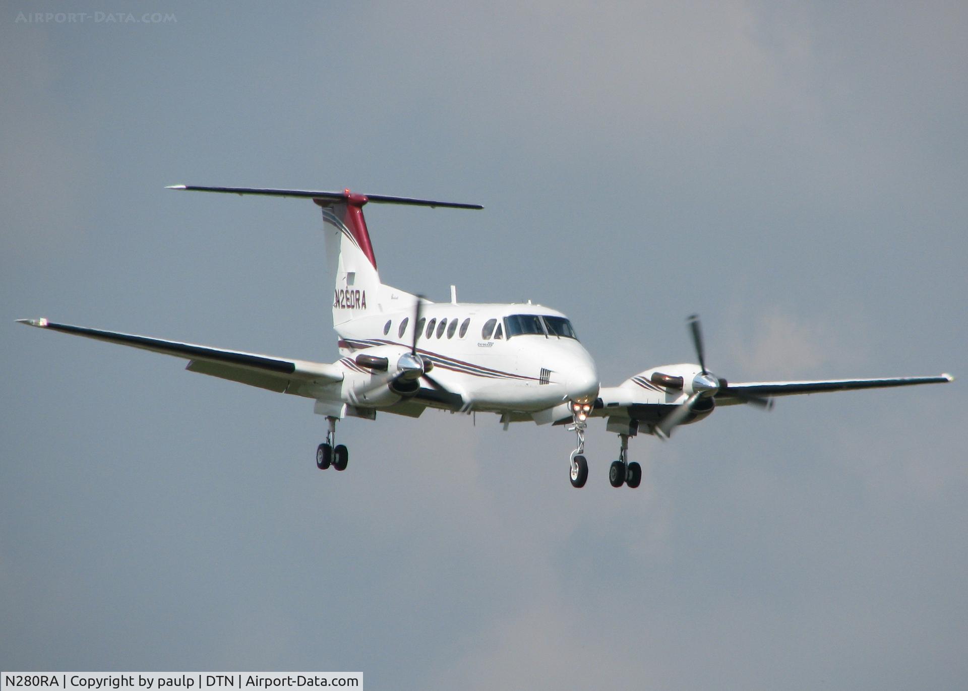 N280RA, 1975 Beech 200 Super King Air C/N BB-53, Landing at Downtown Shreveport.