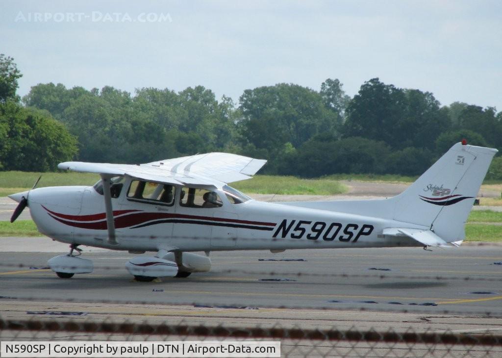 N590SP, 2000 Cessna 172S C/N 172S8520, Parked at Downtown Shreveport.