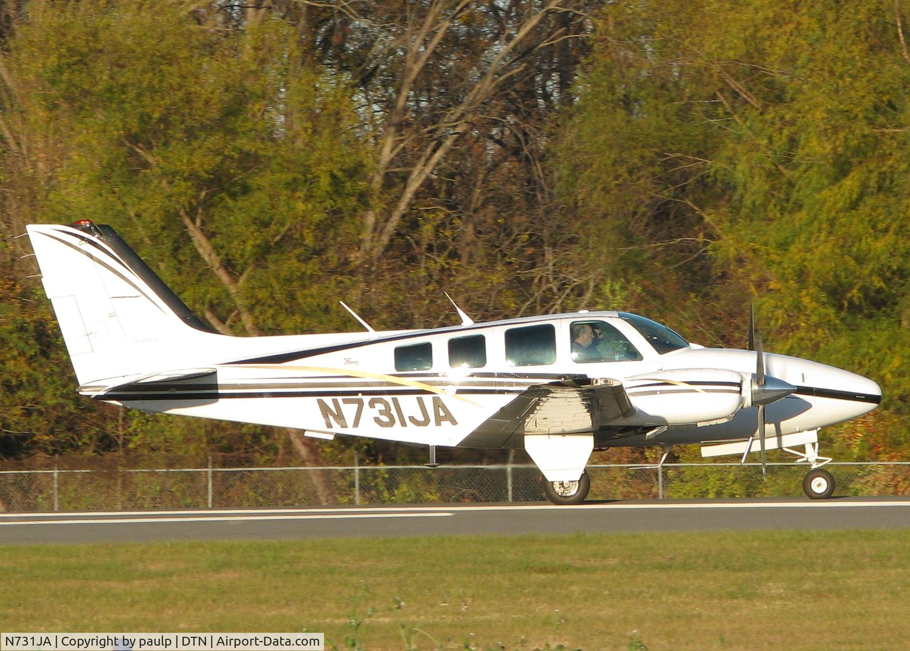 N731JA, 1998 Raytheon Aircraft Company 58 C/N TH-1884, Taking off from Downtown Shreveport.