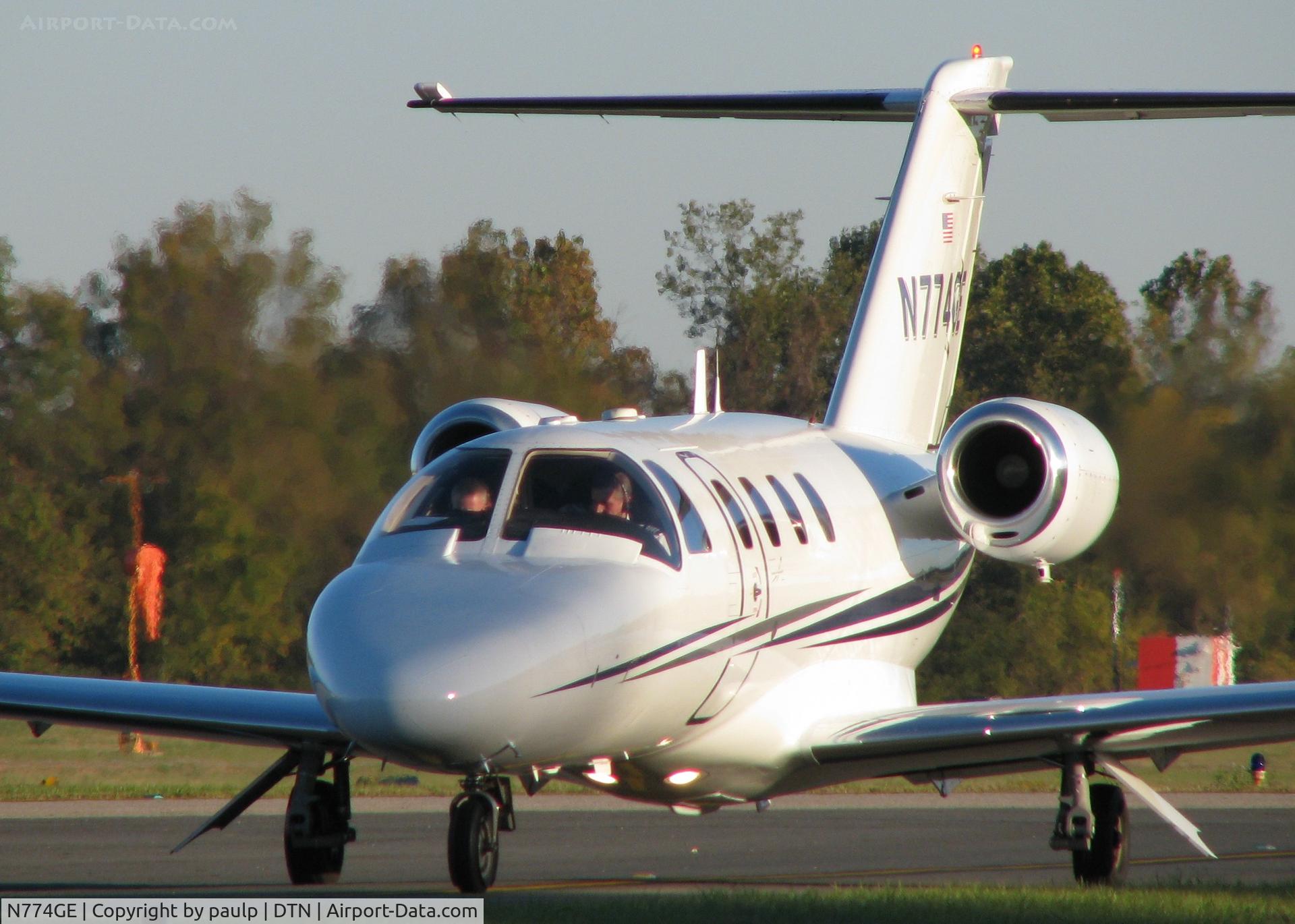 N774GE, 2001 Cessna 525 CitationJet C/N 525-0457, Taxiing at Downtown Shreveport.