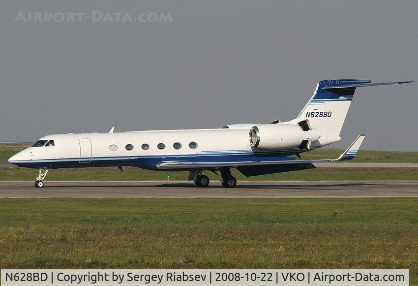 N628BD, 2001 Gulfstream Aerospace G-V C/N 628, landing at VKO