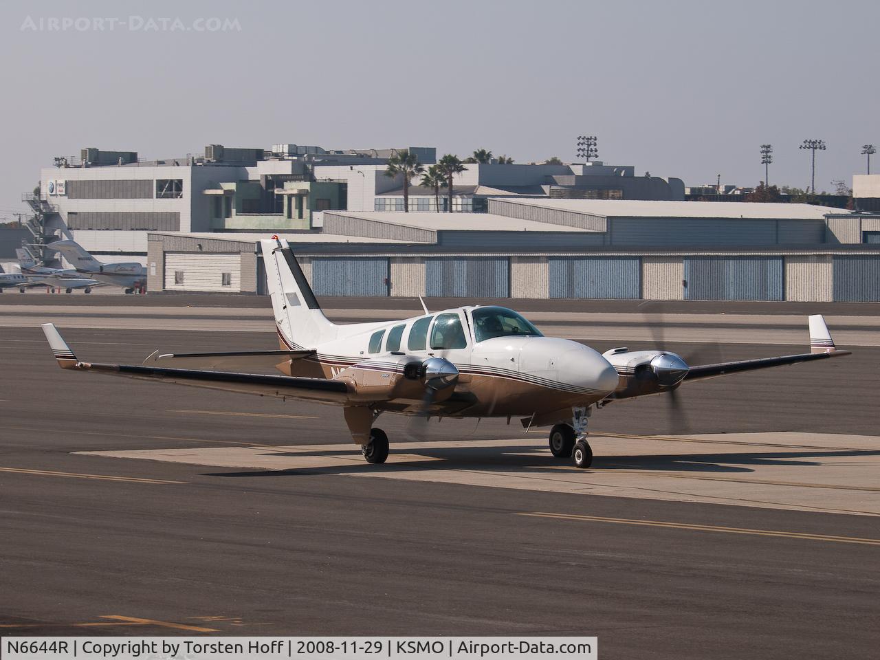 N6644R, 1974 Beech 58 Baron C/N TH-544, N6644R taxiing