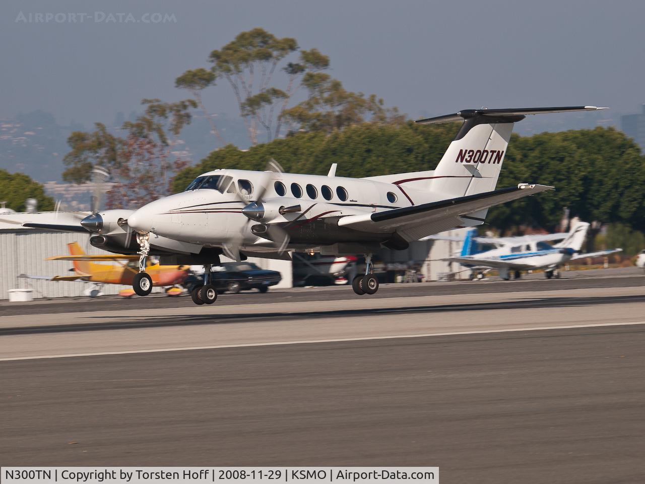 N300TN, 1988 Beech Super King Air 300 C/N FA-168, N300TN arriving on RWY 21
