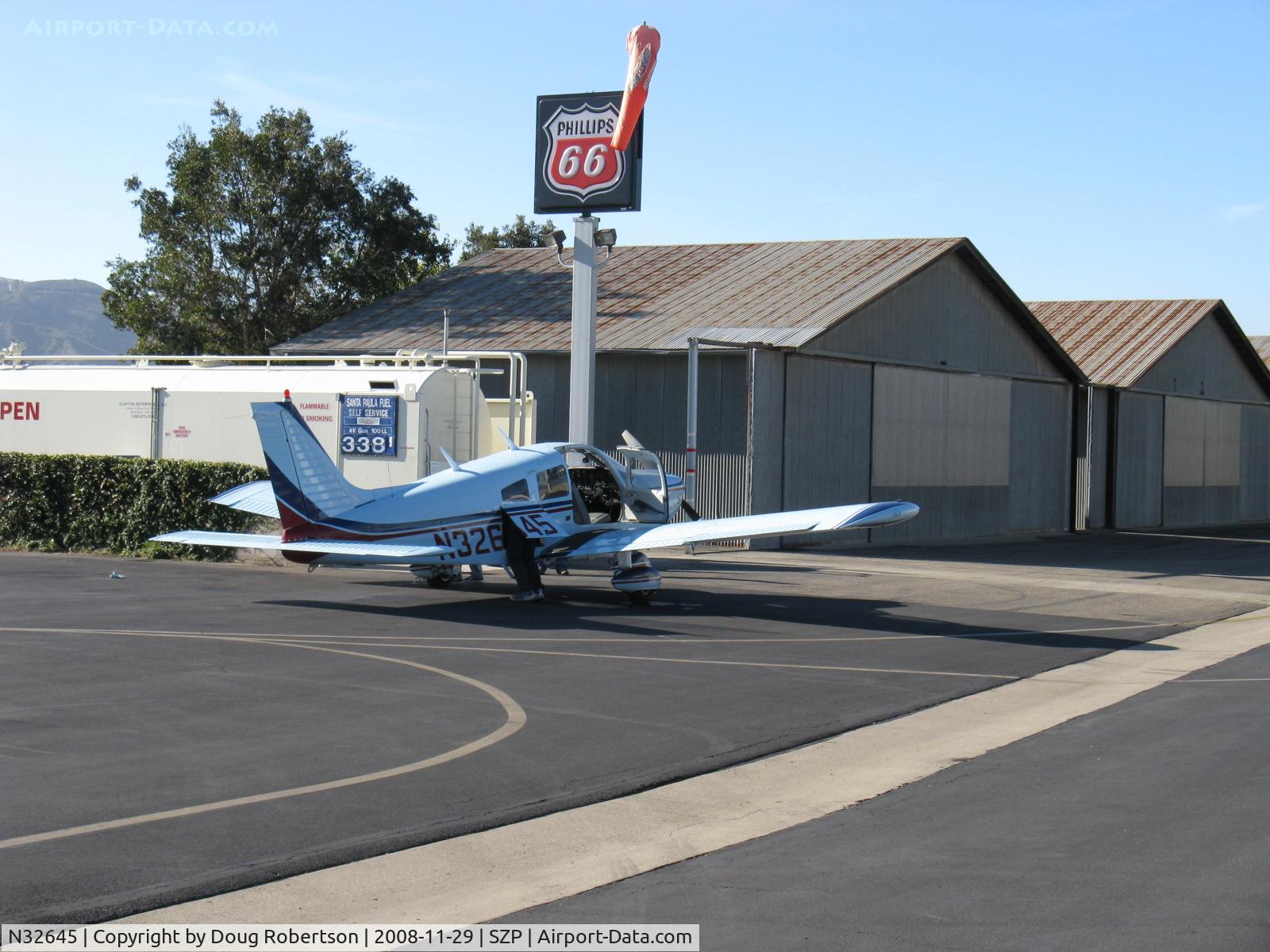 N32645, 1975 Piper PA-28-235 C/N 28-7510070, 1975 Piper PA-28-235, Lycoming O-540-B4B5 235 Hp, refueling