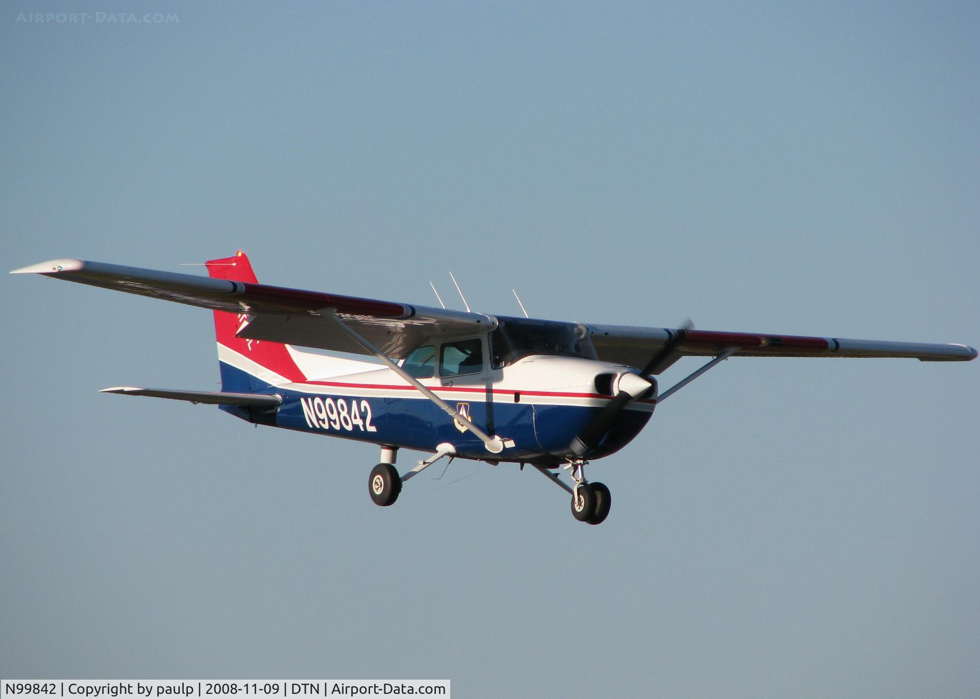 N99842, 1985 Cessna 172P C/N 17276516, Landing at Downtown Shreveport.