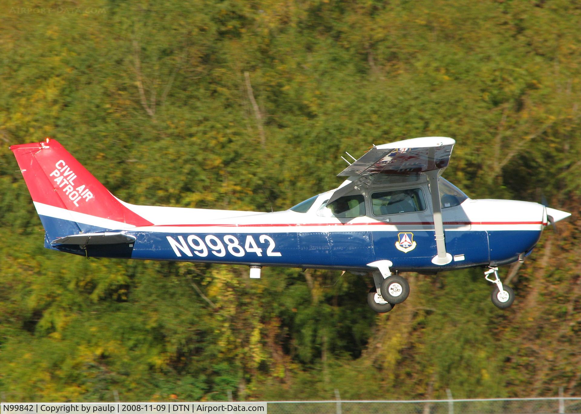N99842, 1985 Cessna 172P C/N 17276516, Touching down at Downtown Shreveport.