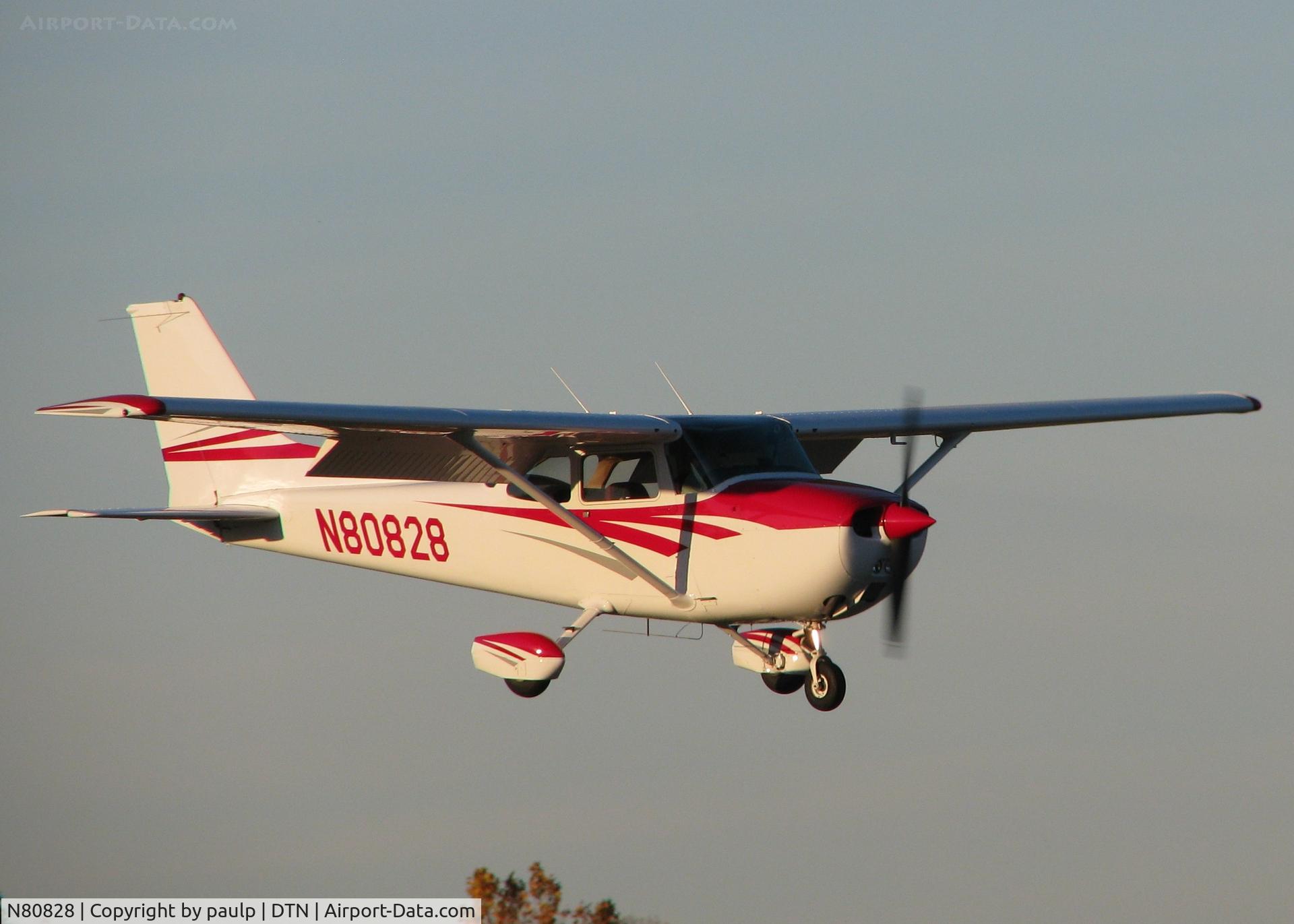 N80828, 1976 Cessna 172M C/N 17266763, Landing at Downtown Shreveport.