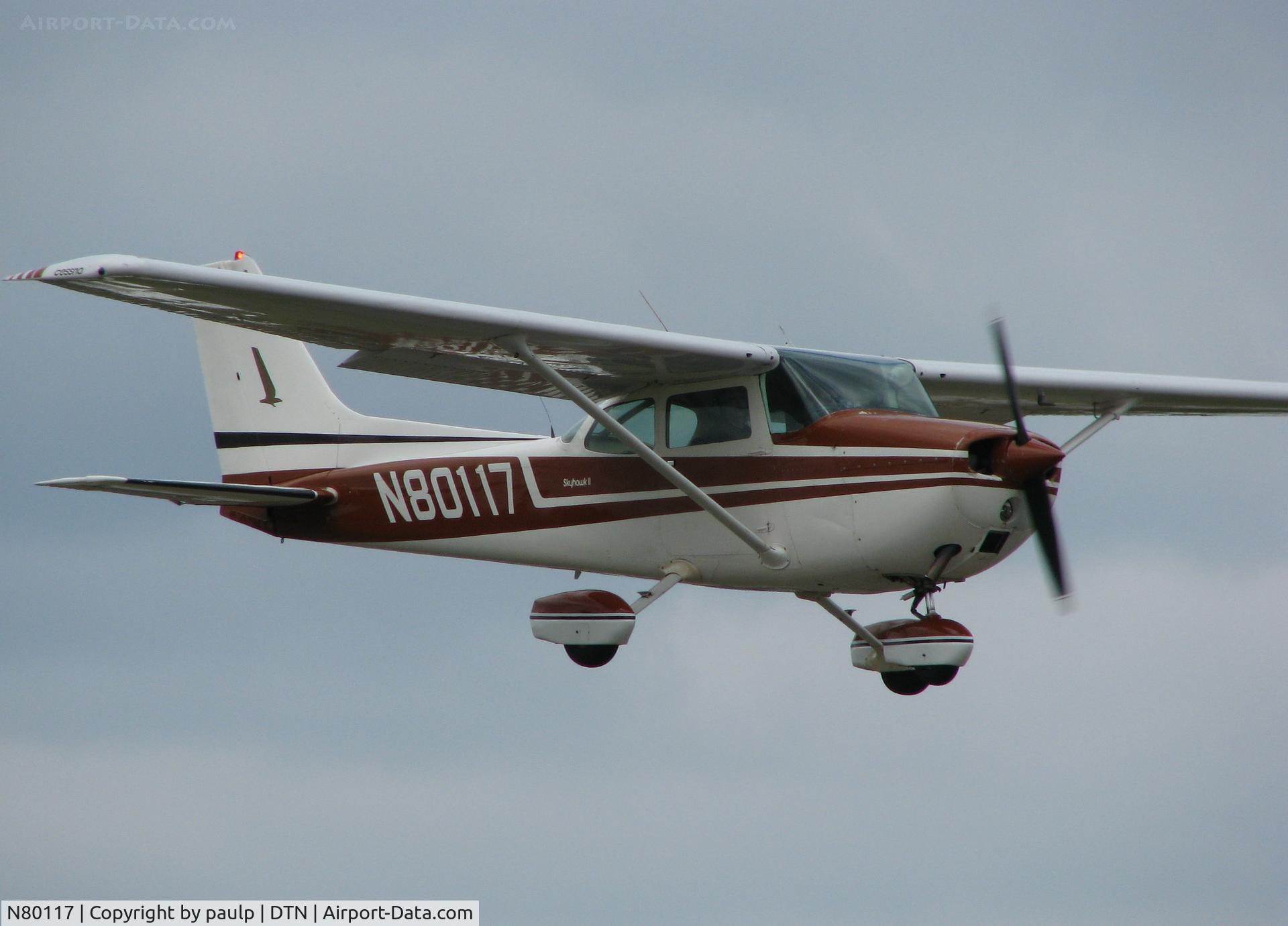 N80117, 1975 Cessna 172M C/N 17266381, Landing at Downtown Shreveport.