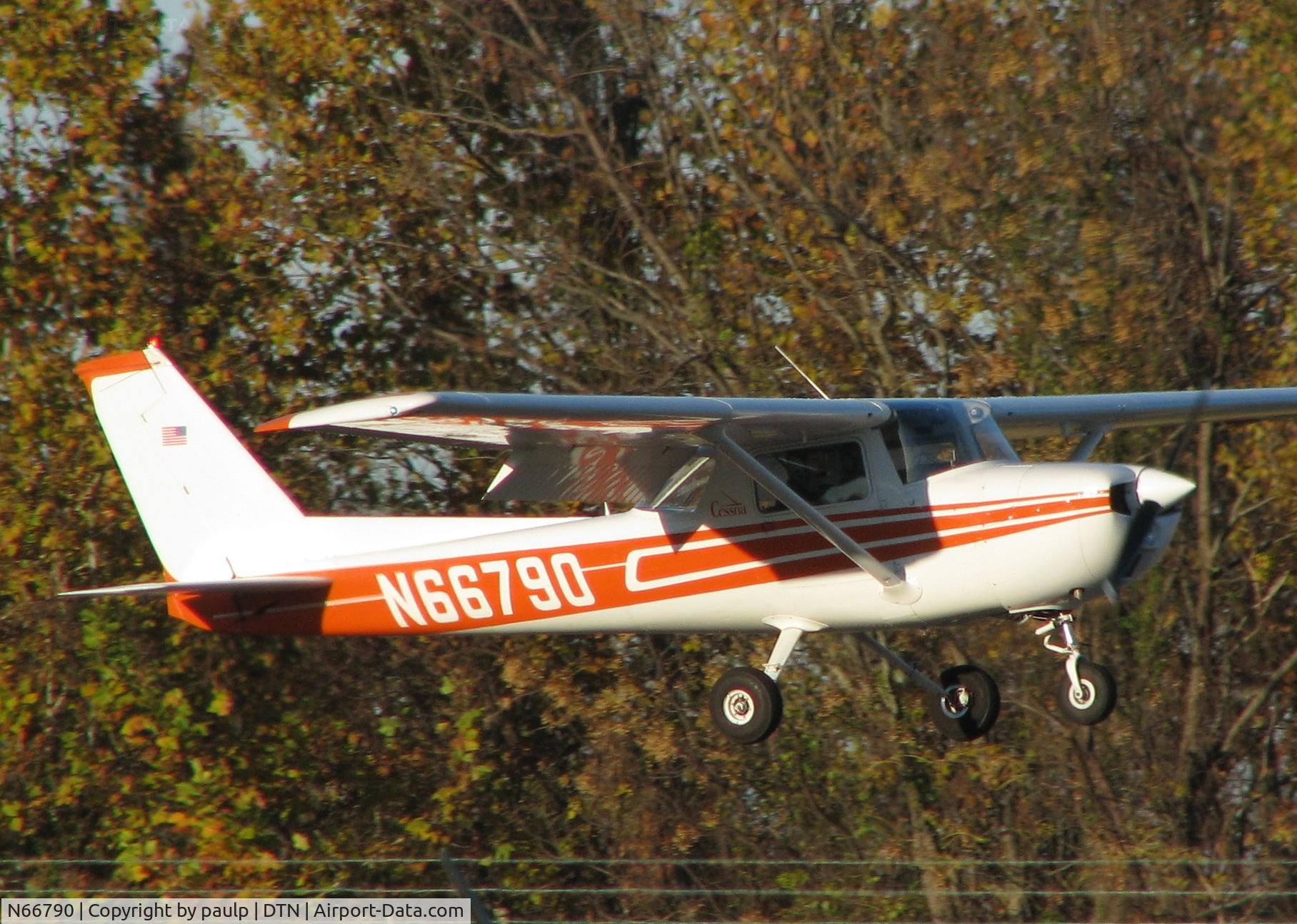 N66790, 1974 Cessna 150M C/N 15076283, Landing at Downtown Shreveport.