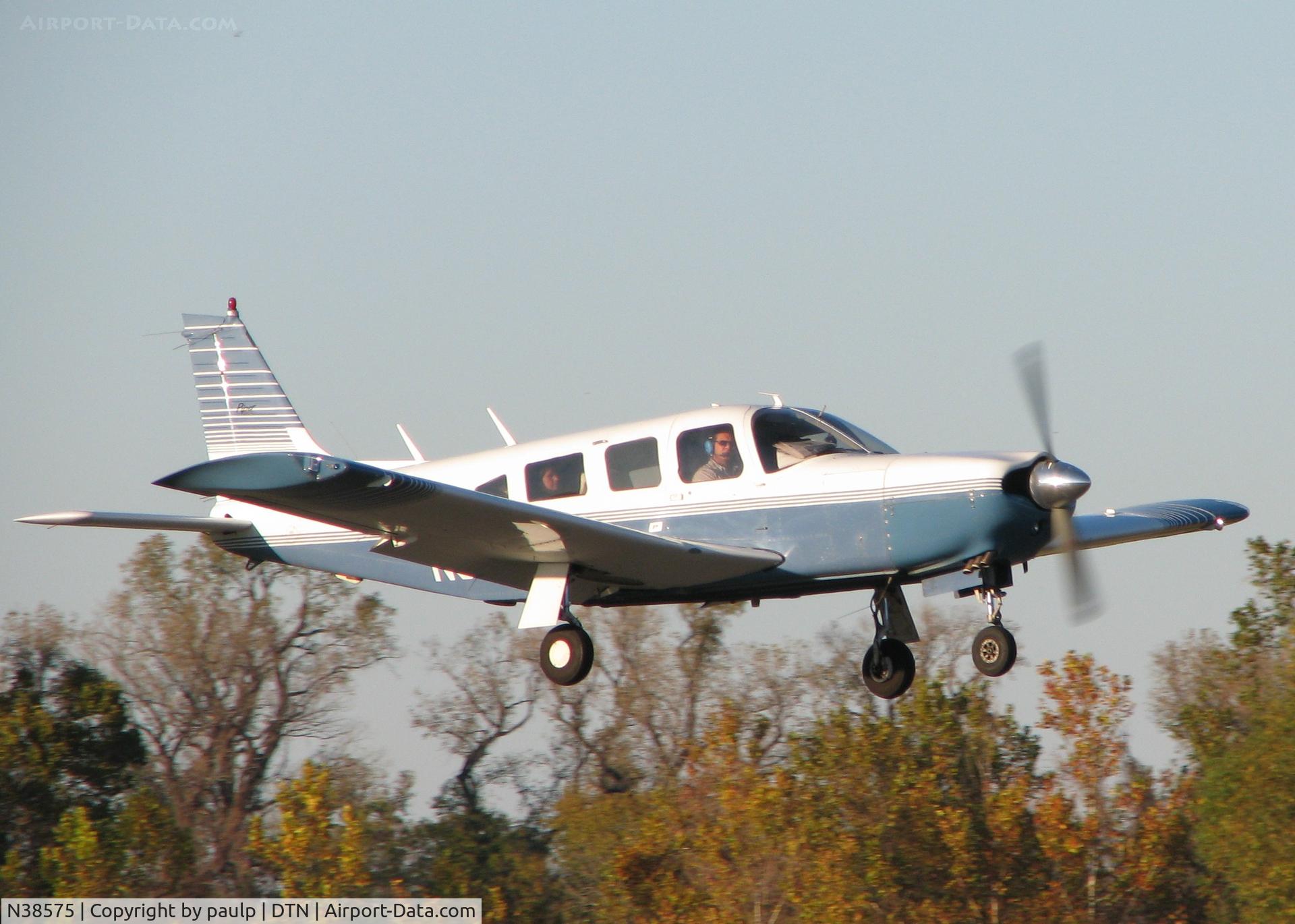 N38575, 1977 Piper PA-32R-300 Cherokee Lance C/N 32R-7780444, Landing at Downtown Shreveport.