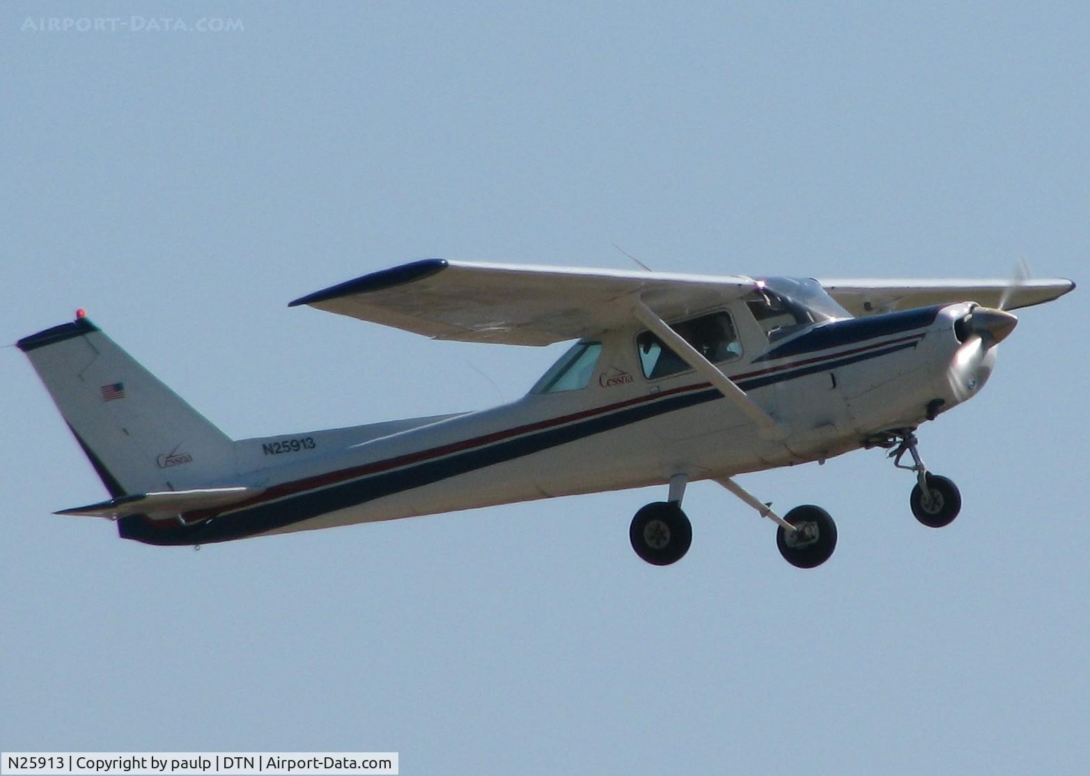 N25913, 1977 Cessna 152 C/N 15280853, Taking off from Downtown Shreveport.