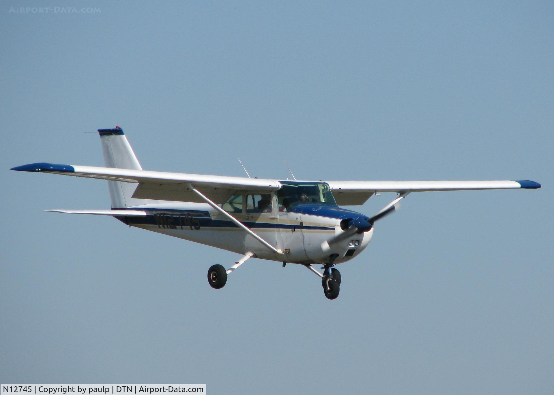 N12745, 1974 Cessna 172M C/N 17262224, Landing at Downtown Shreveport.