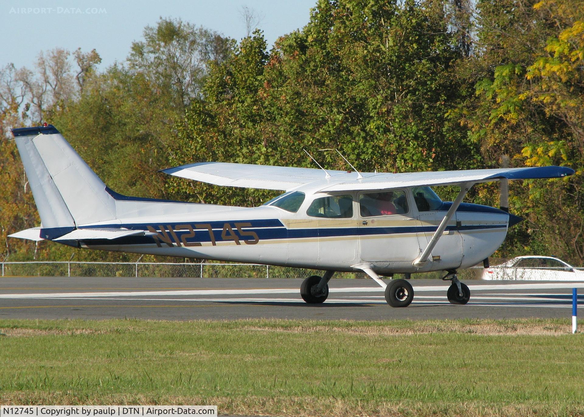 N12745, 1974 Cessna 172M C/N 17262224, About to take off from Downtown Shreveport.