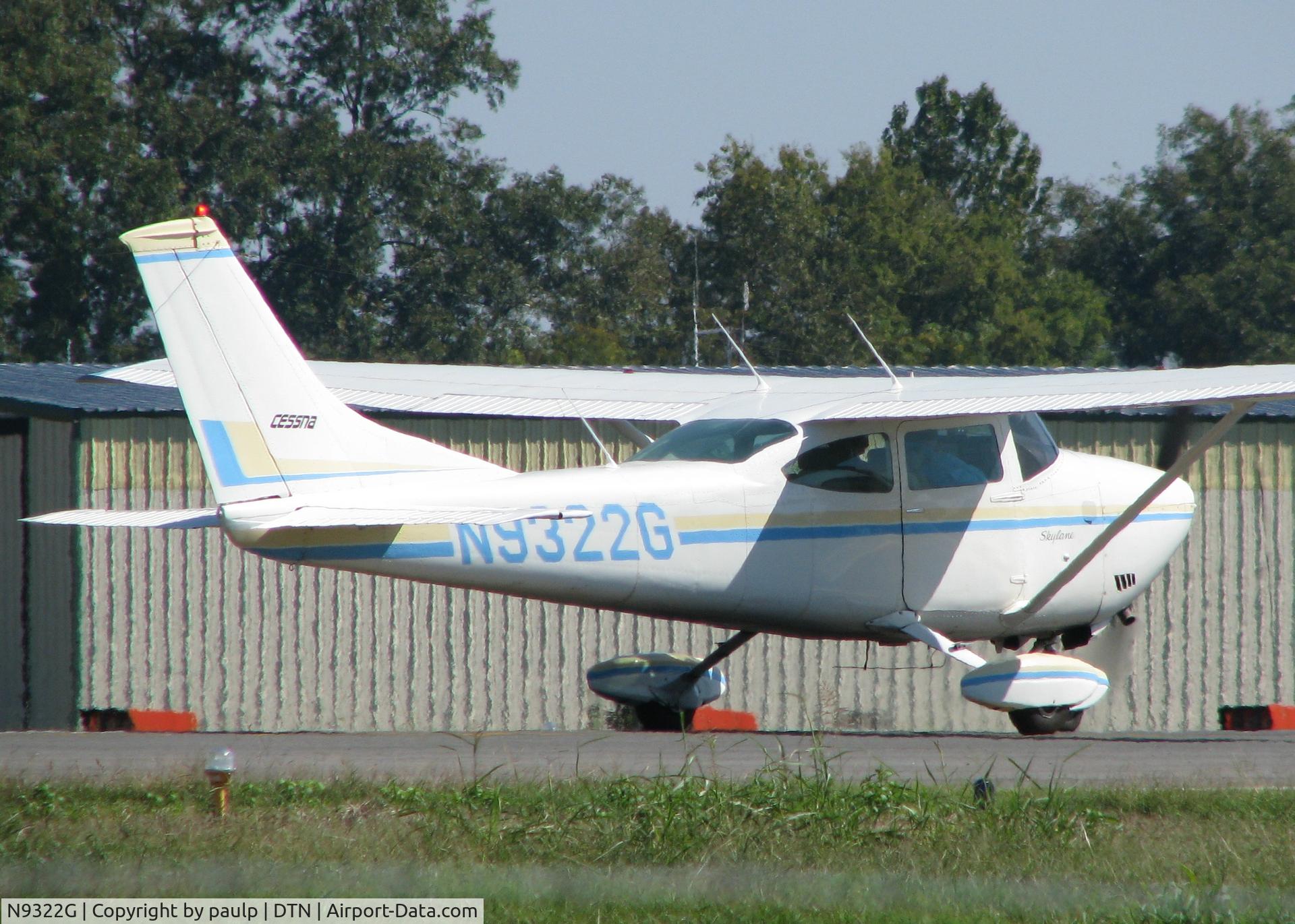 N9322G, 1971 Cessna 182P Skylane C/N 18260862, Landing at Downtown Shreveport.