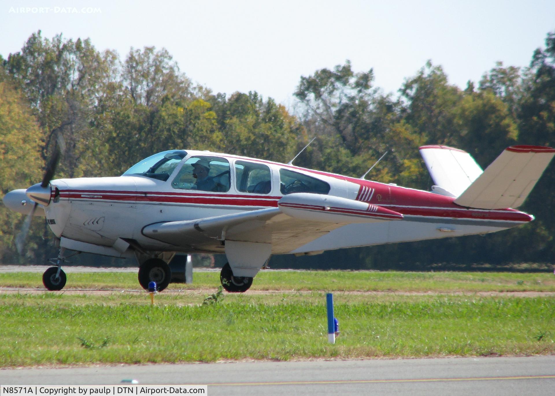 N8571A, 1949 Beech A35 Bonanza C/N D-1993, Taxiing at Downtown Shreveport.