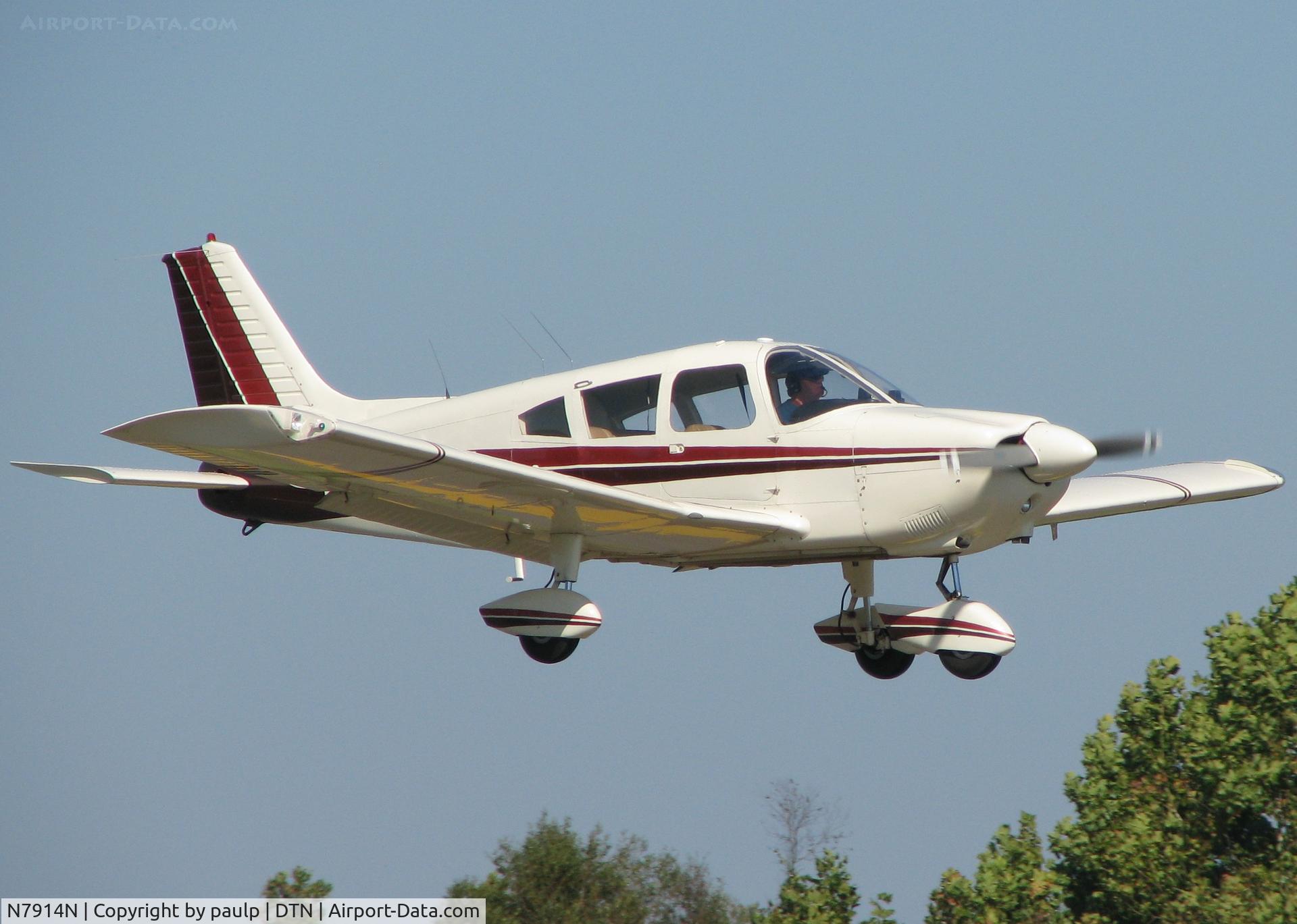 N7914N, 1969 Piper PA-28-180 C/N 28-5326, Landing at Downtown Shreveport.
