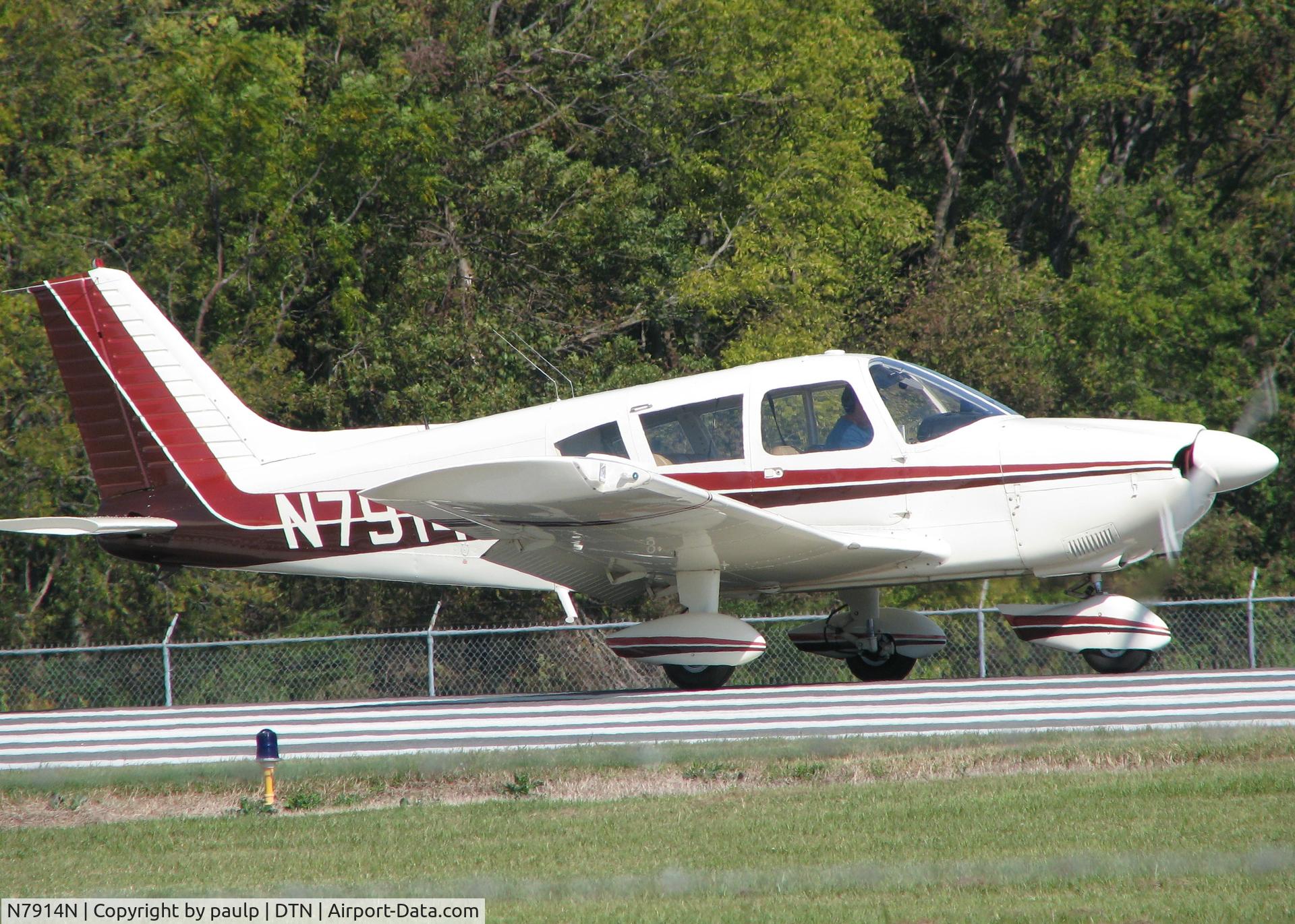 N7914N, 1969 Piper PA-28-180 C/N 28-5326, About to take off from Downtown Shreveport.
