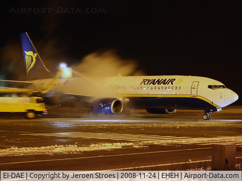 EI-DAE, 2002 Boeing 737-8AS C/N 33545, de-icing