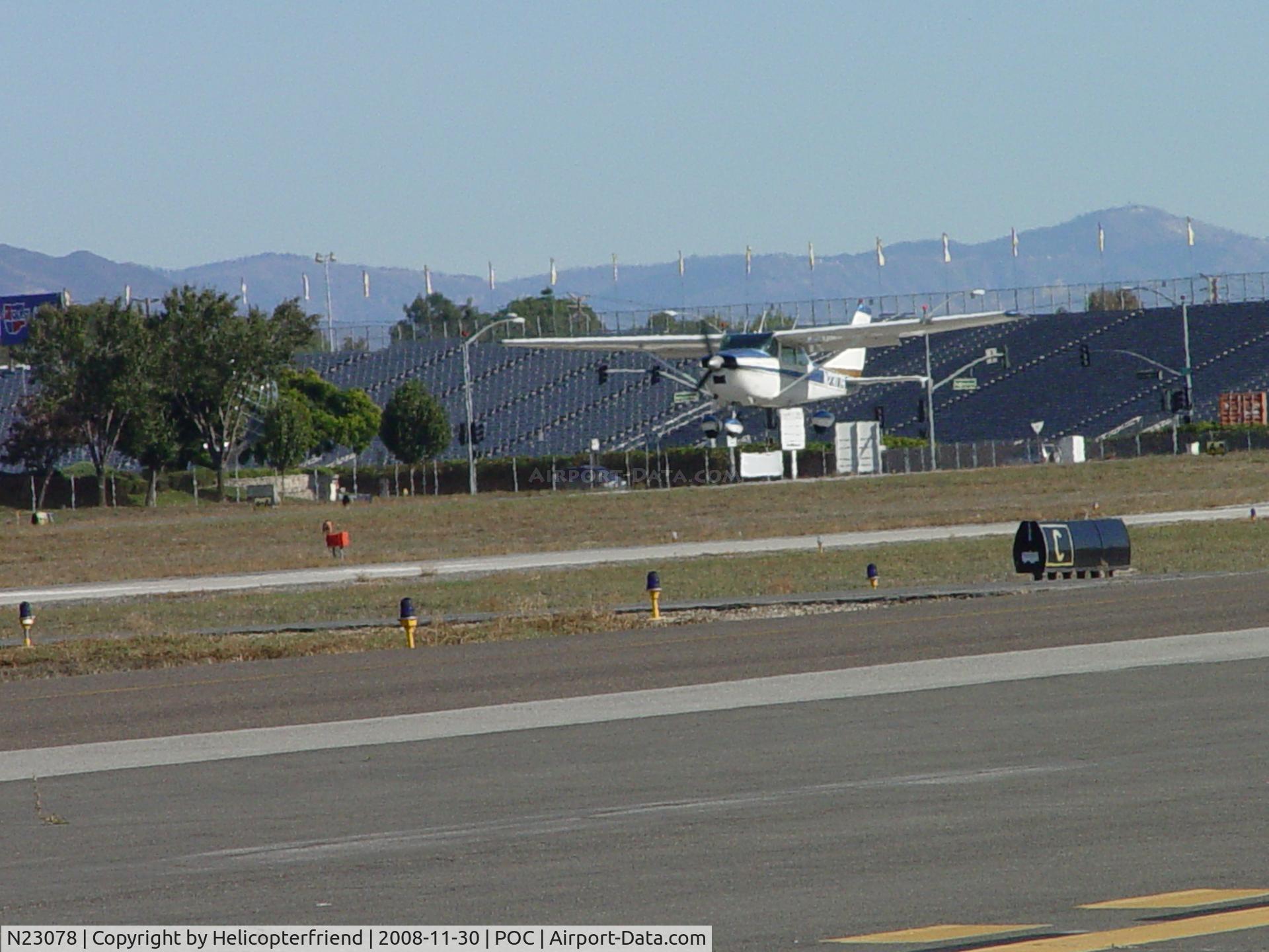 N23078, 1974 Cessna 172M C/N 17264080, Landing at Brackett