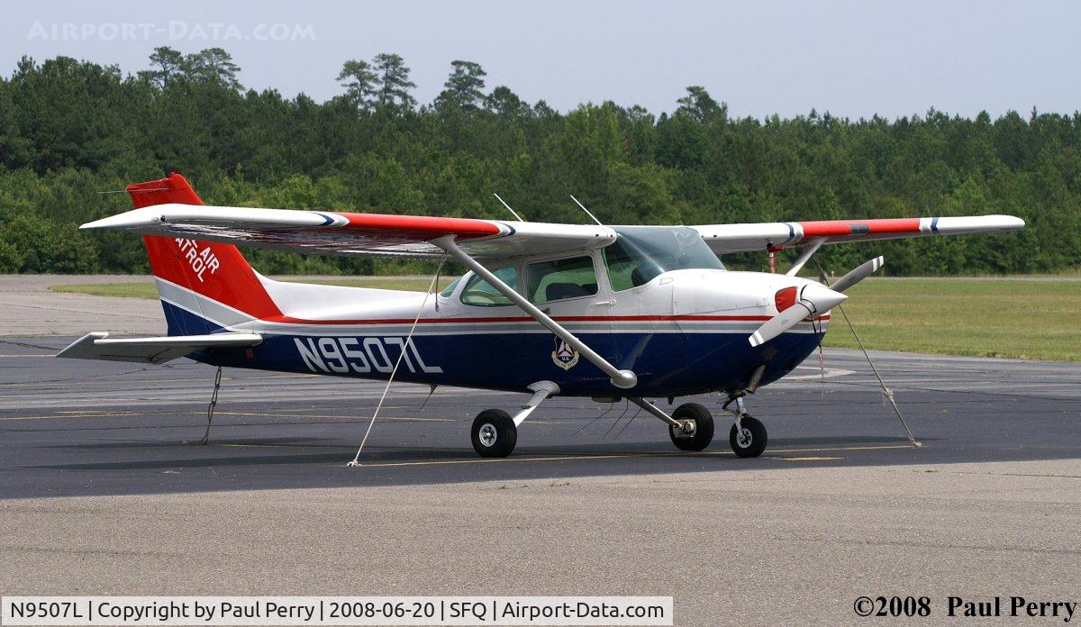 N9507L, 1986 Cessna 172P C/N 17276566, Building some time at Suffolk, pulling duty as spotters