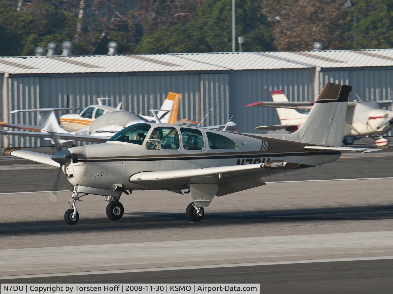 N7DU, 1965 Beech 35-C33 Debonair C/N CD-905, N7DU arriving on RWY 21