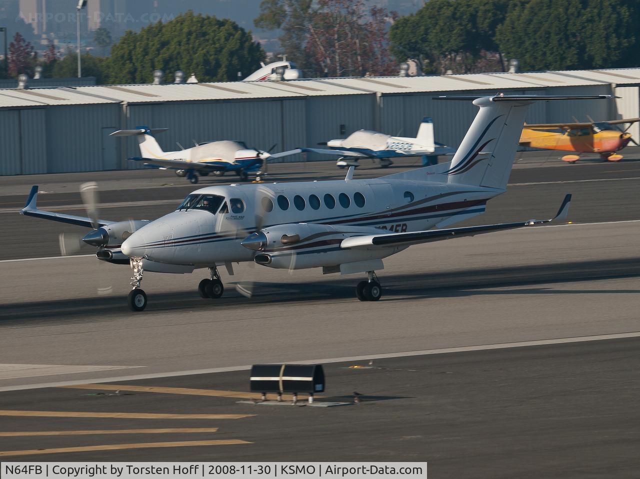 N64FB, 2000 Raytheon Aircraft Company B300 C/N FL-308, N64FB departing from RWY 21