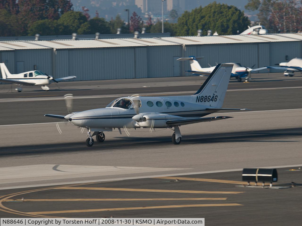 N88646, Cessna 421C Golden Eagle C/N 421C0630, N88646 departing from RWY 21