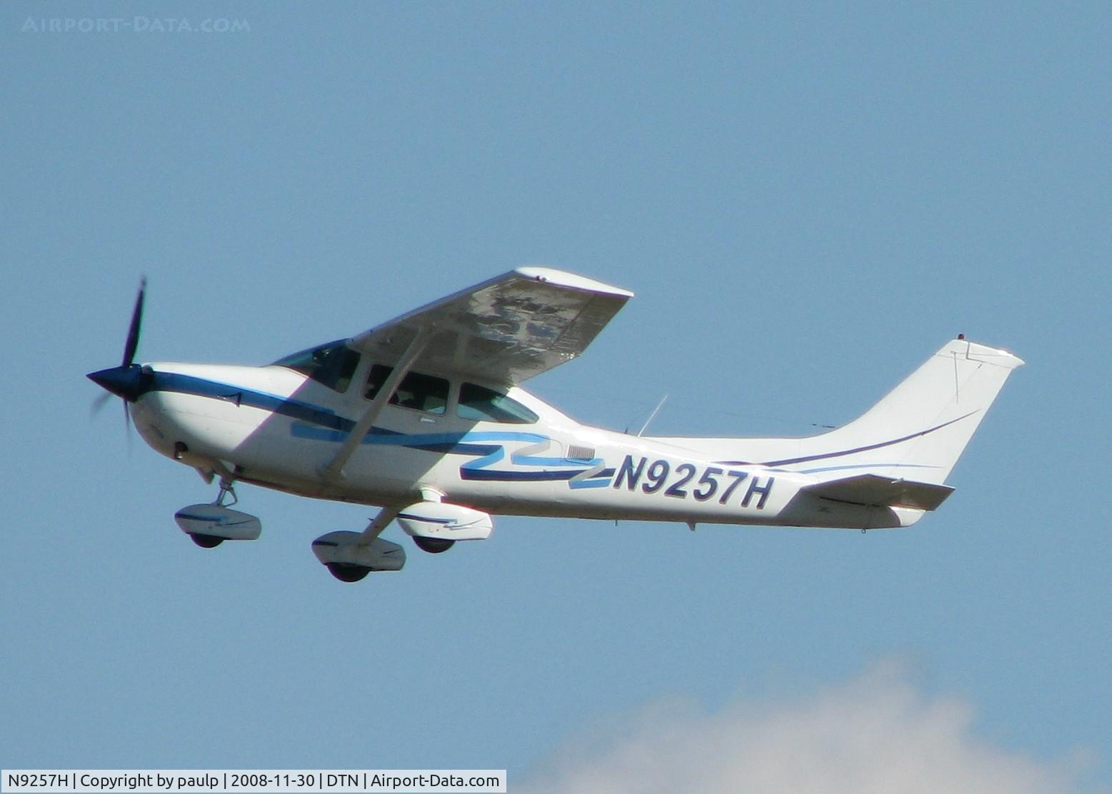 N9257H, 1981 Cessna T182 Skylane C/N 18267928, Taking off from Downtown Shreveport.