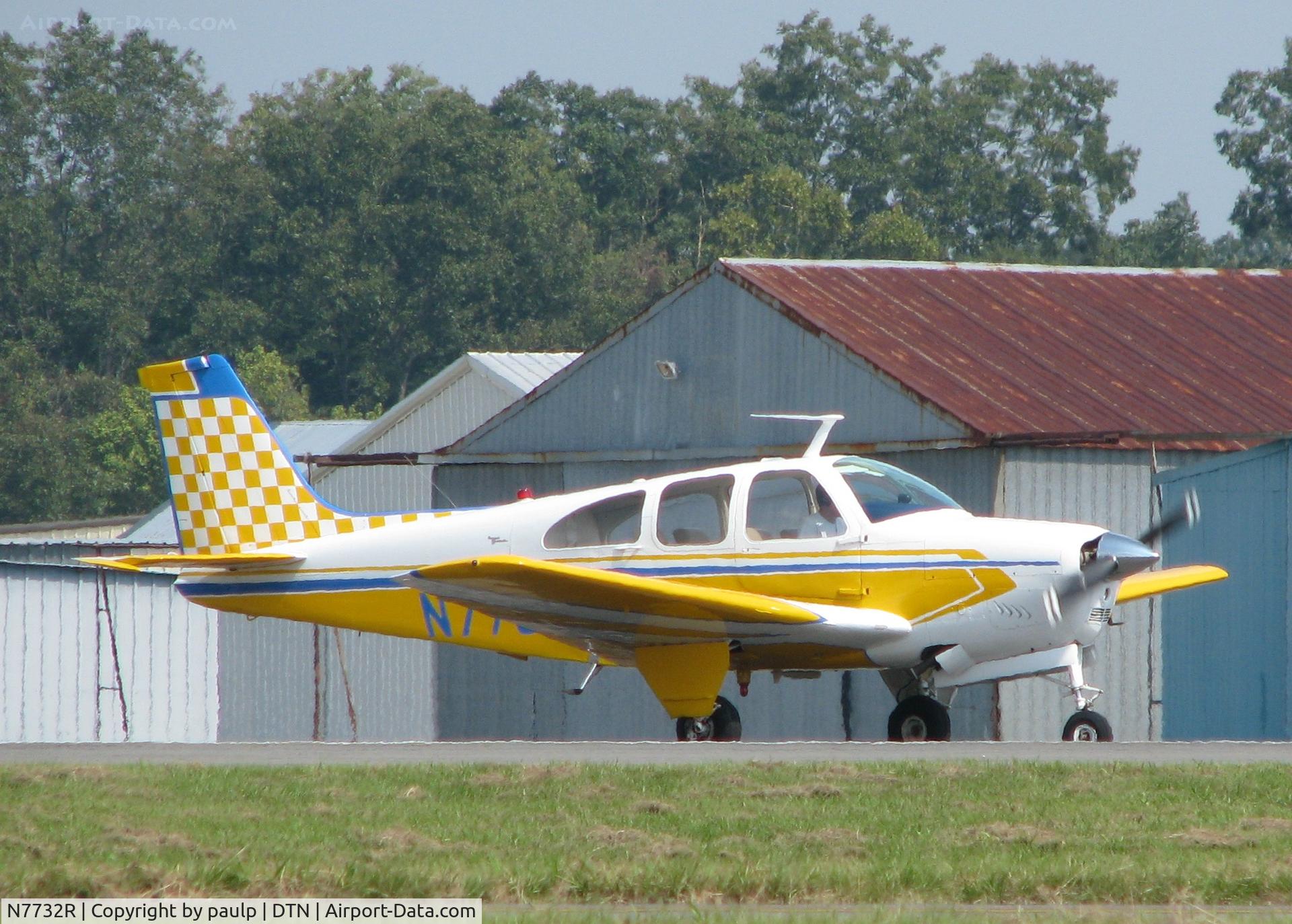 N7732R, 1968 Beech E33C Bonanza C/N CJ-7, Taxiing at Downtown Shreveport.