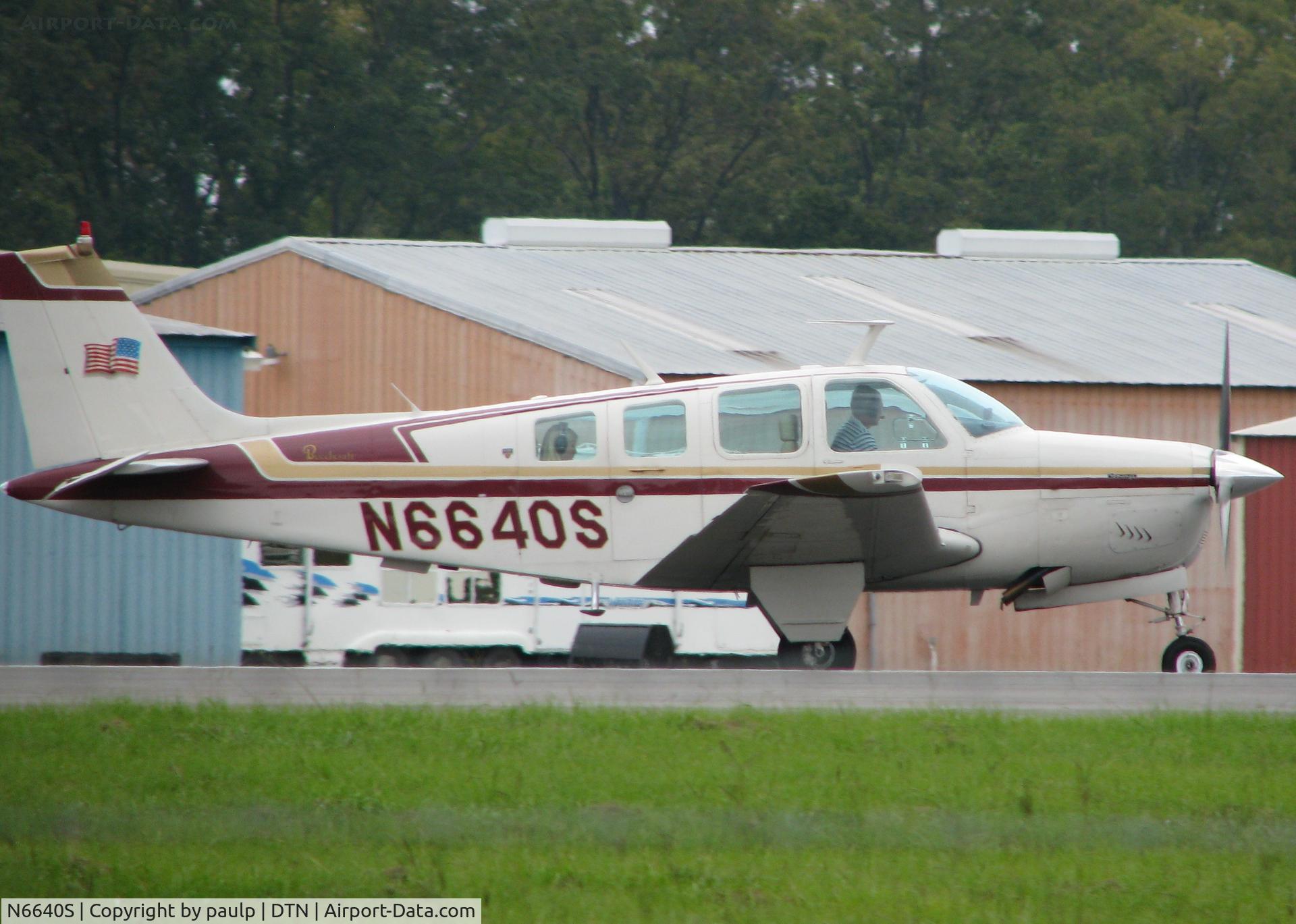 N6640S, 1976 Beech A36 Bonanza 36 C/N E-804, Taking off from Downtown Shreveport.