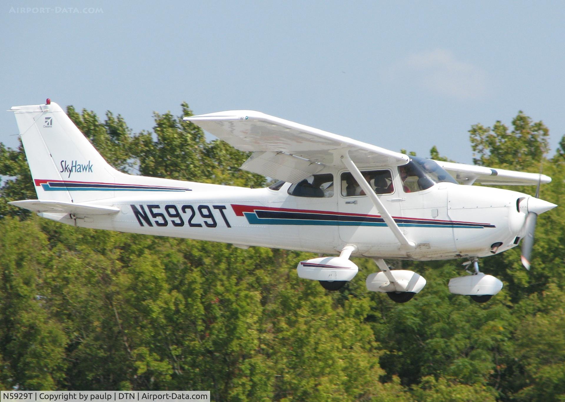 N5929T, 2002 Cessna 172R C/N 17281105, Landing at Downtown Shreveport.