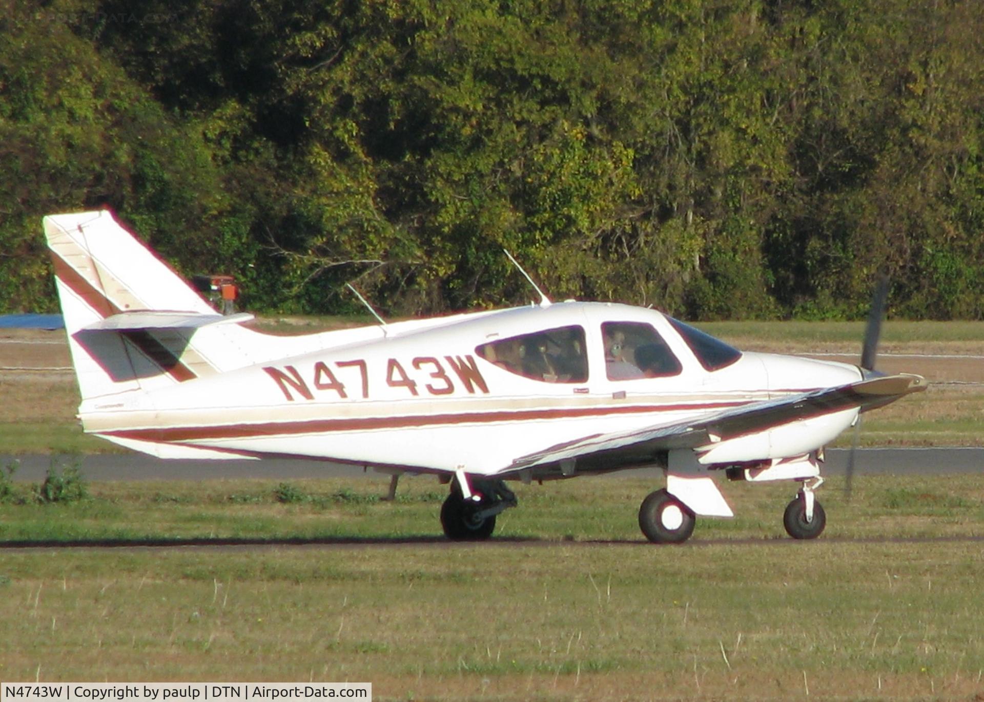 N4743W, 1976 Rockwell International 114 Commander C/N 14073, Taxiing at Downtown Shreveport.