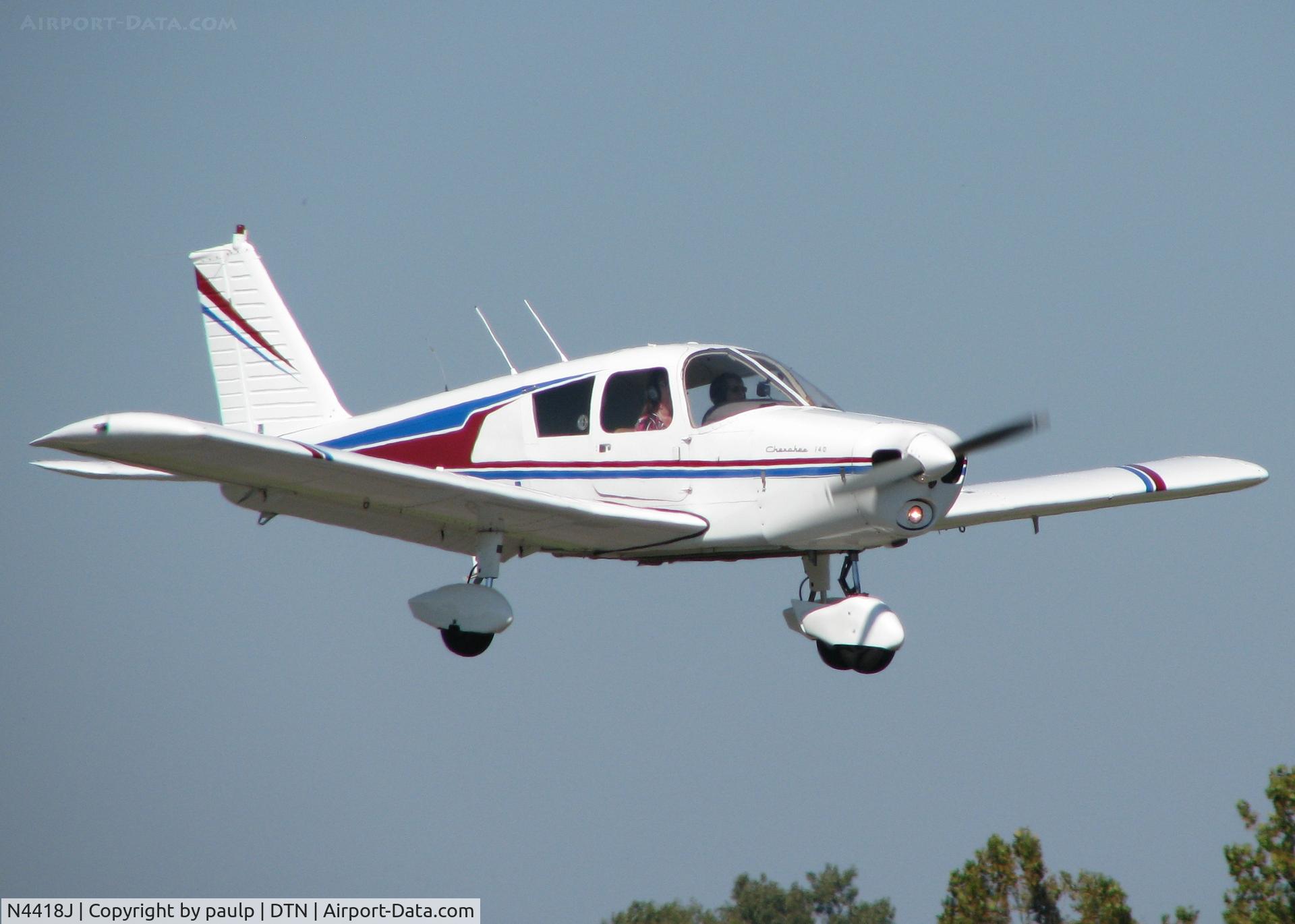 N4418J, 1967 Piper PA-28-140 C/N 28-22815, Landing at Downtown Shreveport.
