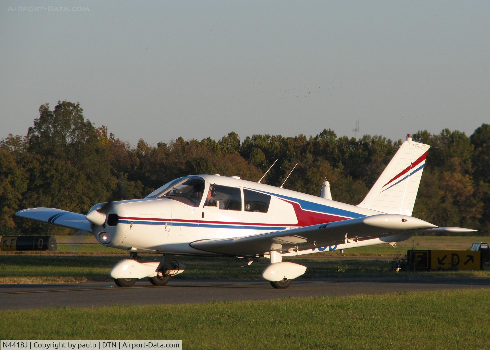 N4418J, 1967 Piper PA-28-140 C/N 28-22815, Taxiing at Downtown Shreveport.