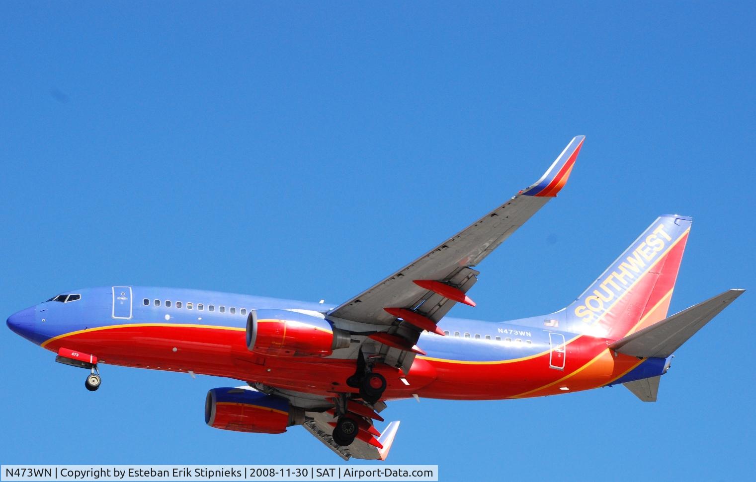 N473WN, 2004 Boeing 737-7H4 C/N 33832, Seconds before landing SAT November 30