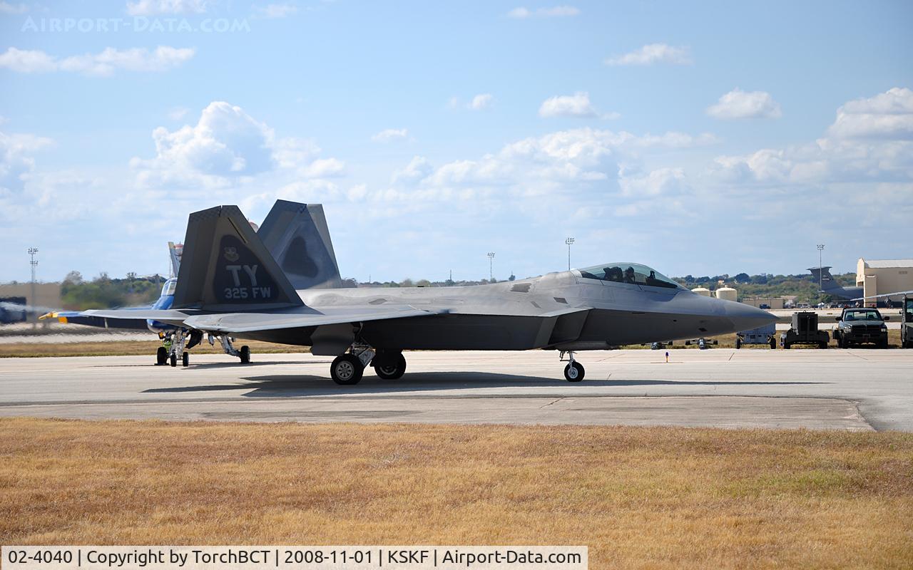 02-4040, 2002 Lockheed Martin F/A-22A Raptor C/N 4040, Raptor Demo Aircraft taxiing out for Lackland Airshow 2008