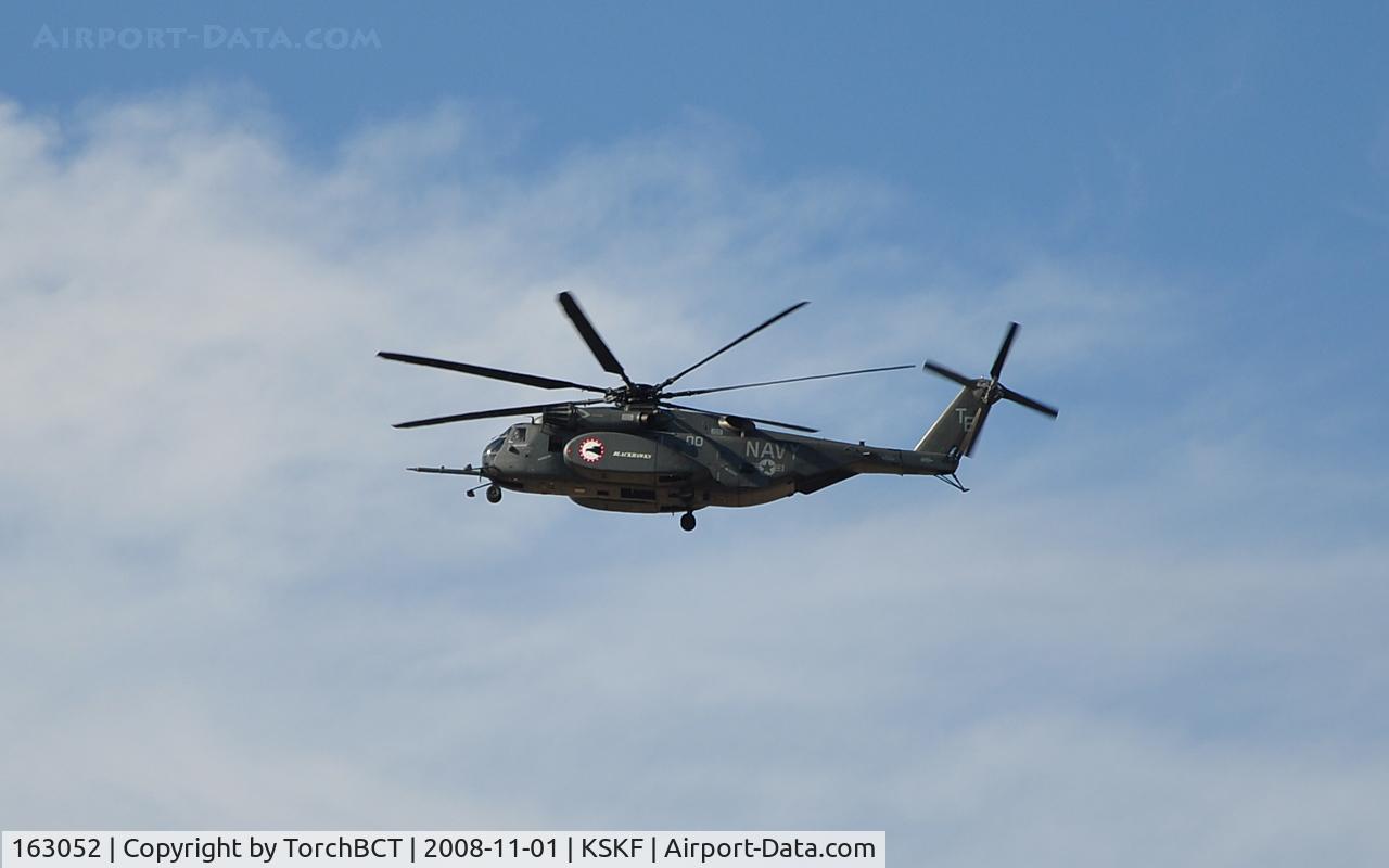 163052, Sikorsky MH-53E Sea Dragon C/N 65-541, HM-15 Blackhawks MH-53E lifting a jump team at Lackland Airshow 2008