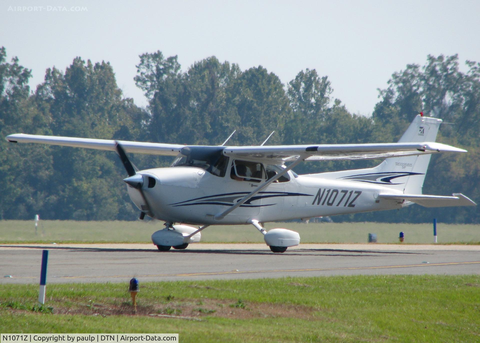 N1071Z, 2005 Cessna 172S Skyhawk SP C/N 172S9826, Taxiing at Downtown Shreveport.