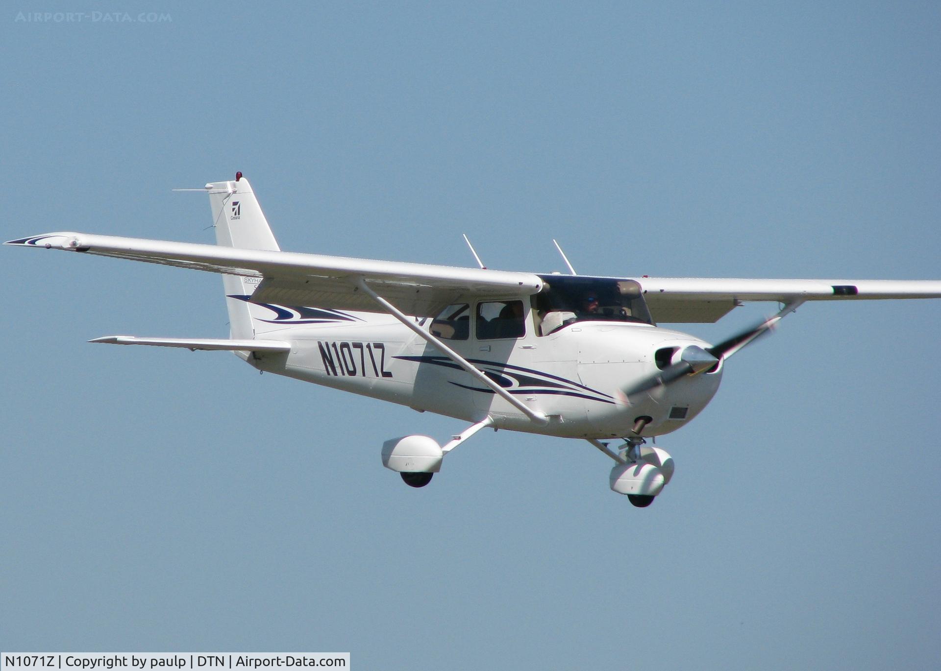 N1071Z, 2005 Cessna 172S Skyhawk SP C/N 172S9826, Landing at Downtown Shreveport.