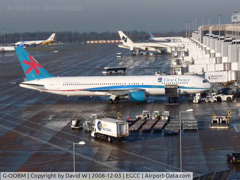 G-OOBM, 1995 Boeing 767-324 C/N 27568, Loading for the next flight