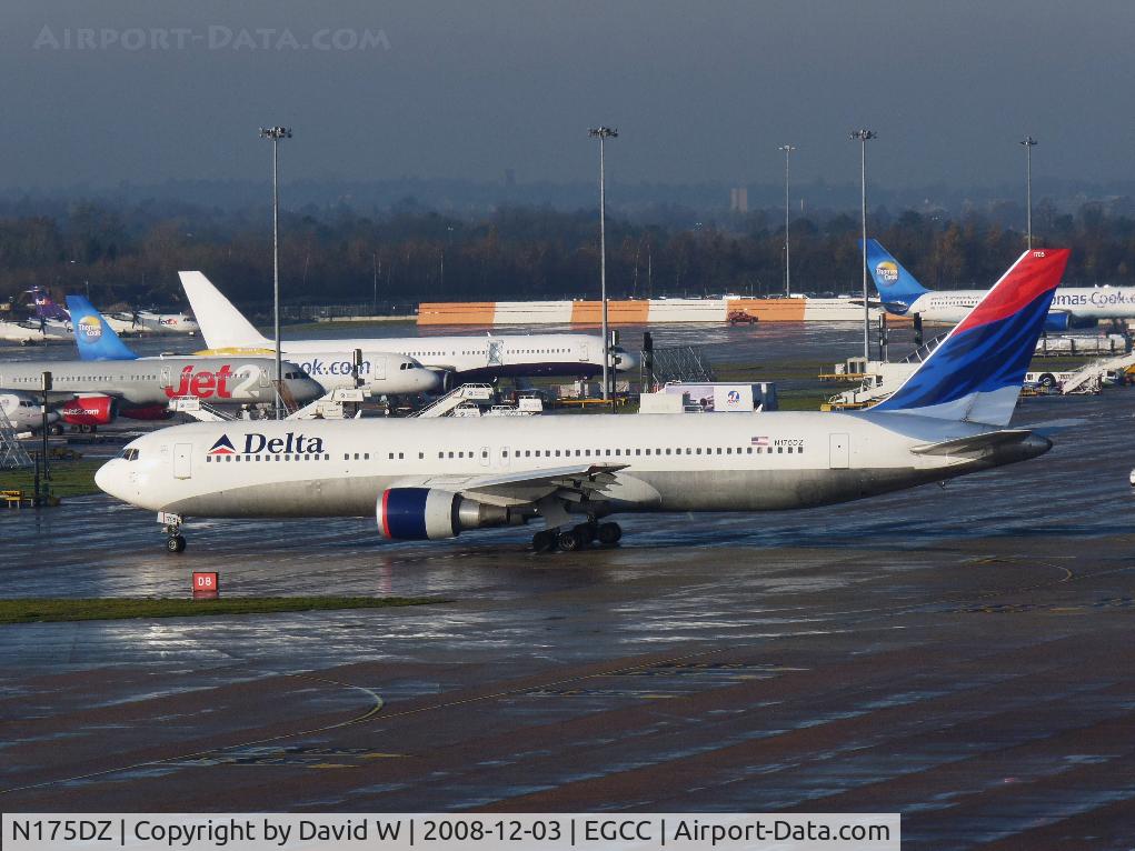 N175DZ, 1999 Boeing 767-332 C/N 29696, Taxing out