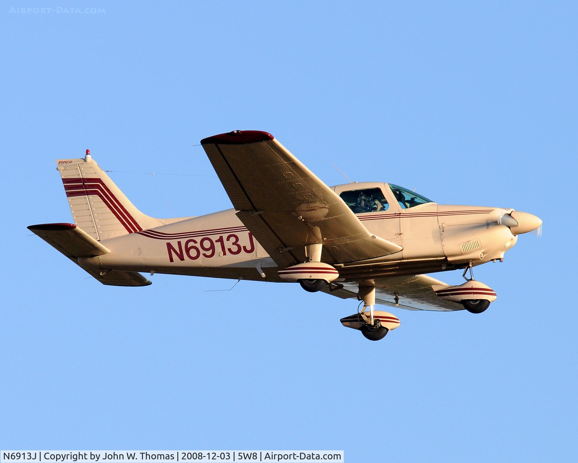 N6913J, 1976 Piper PA-28-181 C/N 28-7690428, Departing runway 22