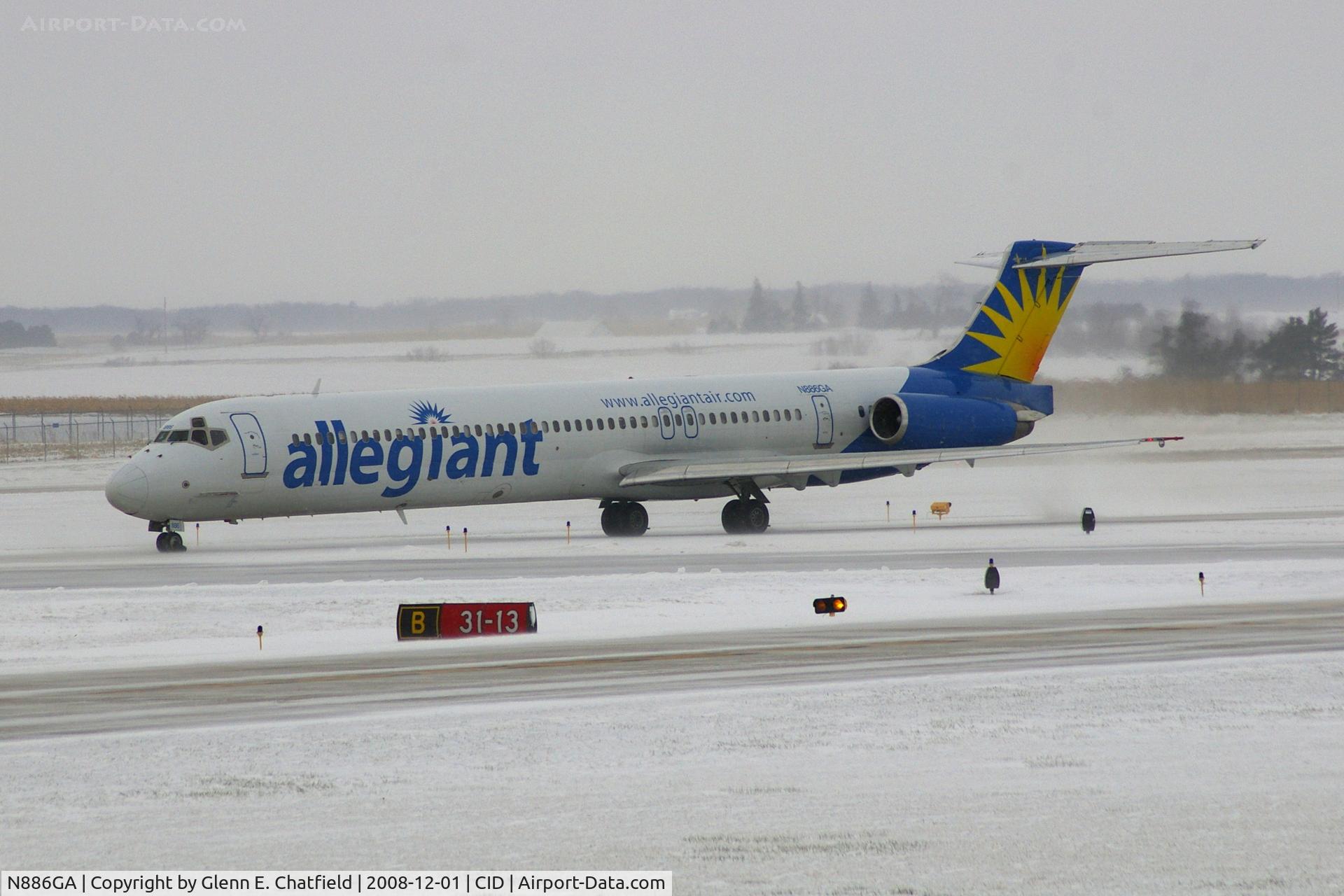 N886GA, 1990 McDonnell Douglas MD-82 (DC-9-82) C/N 49931, Landing runway 9, rolling out