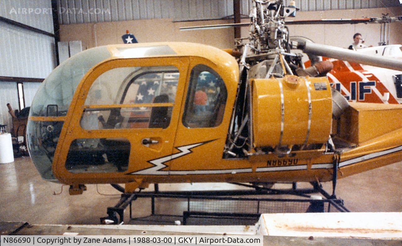 N86690, 1966 Hiller UH-12L4 C/N 2549, At Arlington Municipal - Hiller UH-21L4