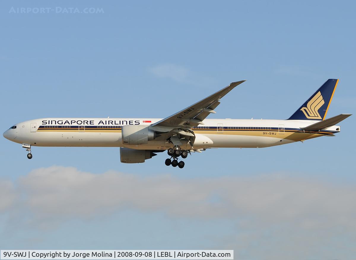 9V-SWJ, 2007 Boeing 777-312/ER C/N 34575, On final to RWY 25R.