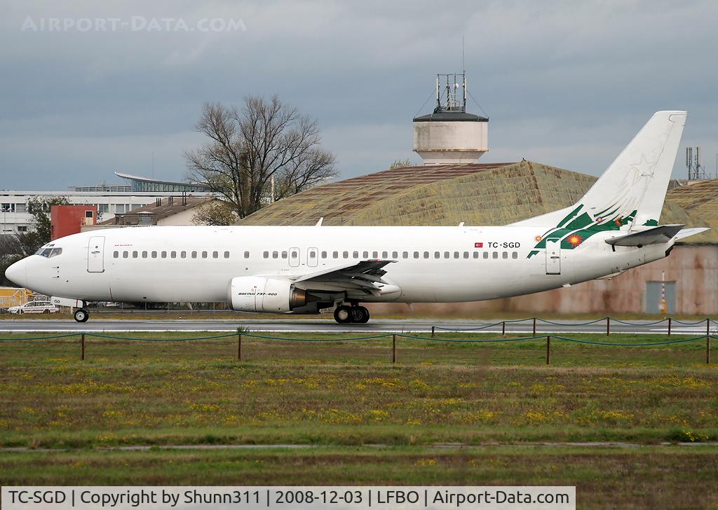 TC-SGD, 1997 Boeing 737-48E C/N 25773, Ready for take off rwy 32R... Note the difference between the 2 pics ;-)