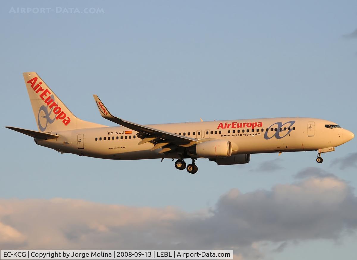 EC-KCG, 2007 Boeing 737-85P C/N 33981, Clear to land RWY 25R.